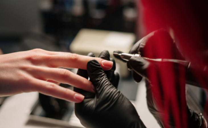 Fiberglass Nails: A Nail Extensions Trend From the Late 80s